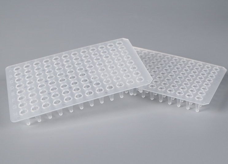 Flexible non-skirted PCR plate for universal thermal cycler compatibility