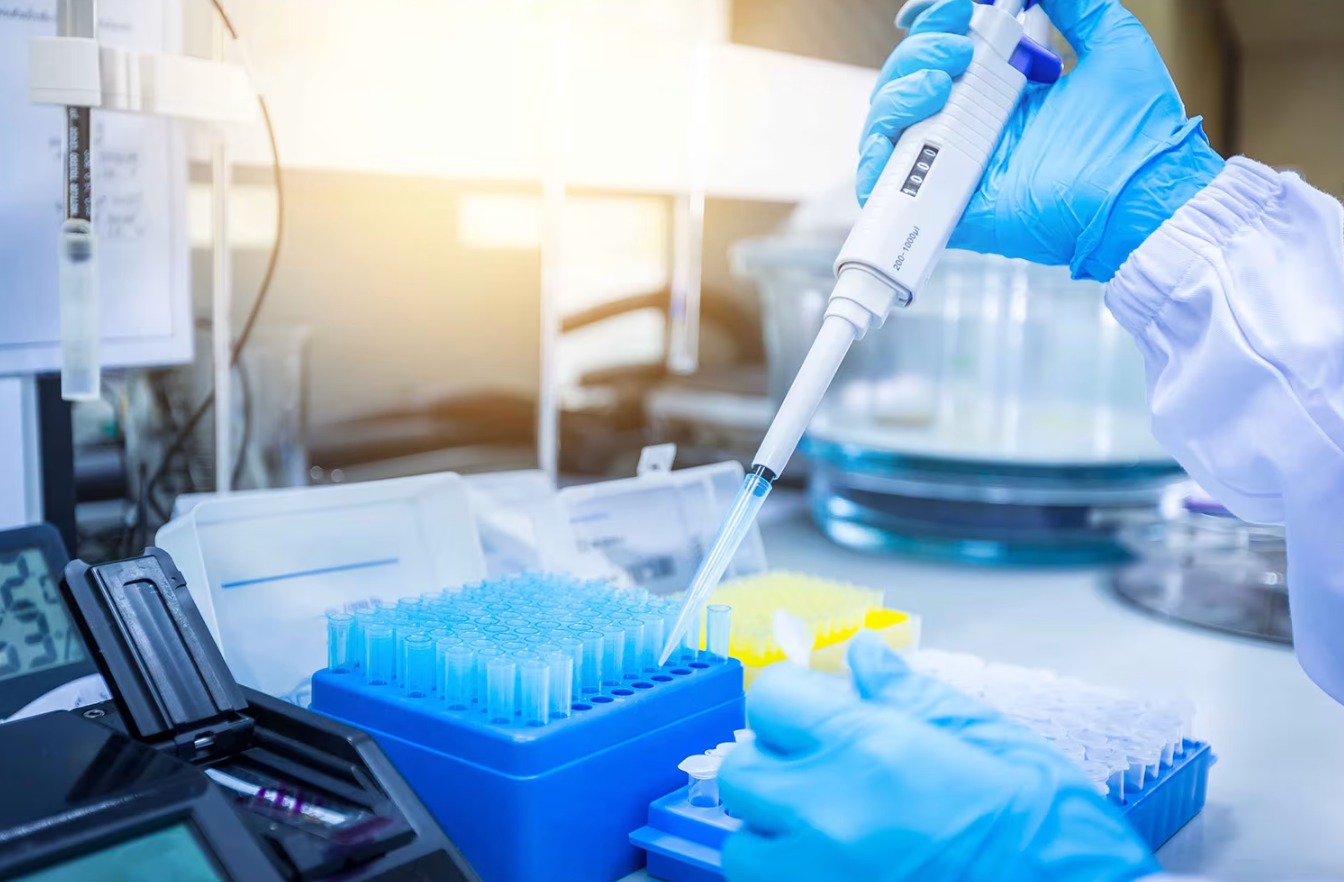 Precision micropipette delivers exact microliter volumes in labs